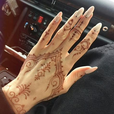 Lebanese Henna Designs, Mexican Henna Designs, Henna Indian Designs, Henna Designs Traditional Indian Style, Detailed Henna Designs, Y2k Henna, Cute Henna Design, Henna Designs Indian, Chest Henna