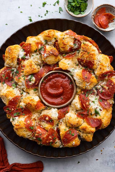 Vegetable Pizza Appetizer, Pizza Monkey Bread Recipe, Pizza Muffins Recipe, Pizza Monkey Bread, Pull Apart Pizza Bread, Pizza Bread Recipe, Monkey Bread Recipe, Easy Bbq Chicken, Leftover Pizza