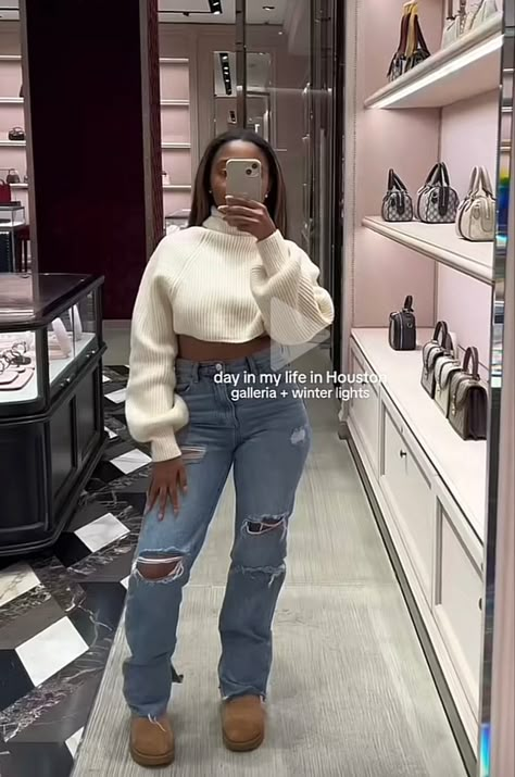 Pastel Outfit Black Women, Winter Swag Outfits, Aspen Trip, Cropped Sweater Outfit, Flare Jeans Outfit, Nova Fashion, Pastel Outfit, Stylish Work Attire, Causal Outfits