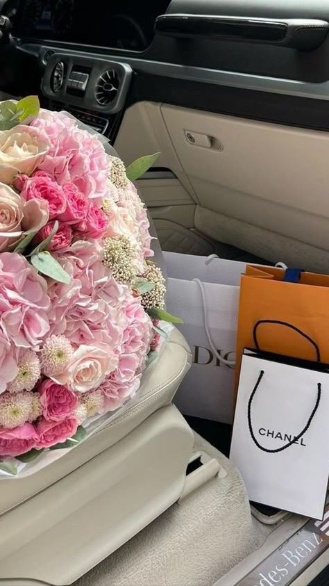 Luxury Birthday Gifts, Luxury Bouquet, Luxury Flower Bouquets, Flowers Bouquet Gift, Life Vision Board, Luxury Lifestyle Dreams, Flower Therapy, Beautiful Bouquet Of Flowers, Luxury Flowers