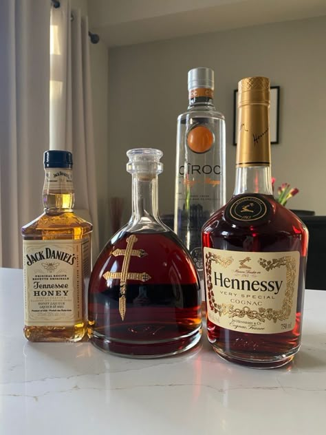 Alcoholic Bottles Aesthetic, Hennessy Aesthetic, Aesthetic Alcohol, Alcoholic Drinks Pictures, Pretty Alcoholic Drinks, Alcholic Drinks, Party Drinks Alcohol, Spirit Drink, Yummy Alcoholic Drinks