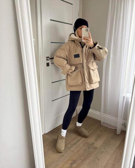 Parker Jacket Outfit Winter, Cute Parka Outfits Winter, Parka Outfit 2022, Parka Women Outfit, Trendy Jackets For Winter, Rain Parka Outfit, Beige Down Jacket Outfit, Parka Outfit Aesthetic, Cream Parka Outfit