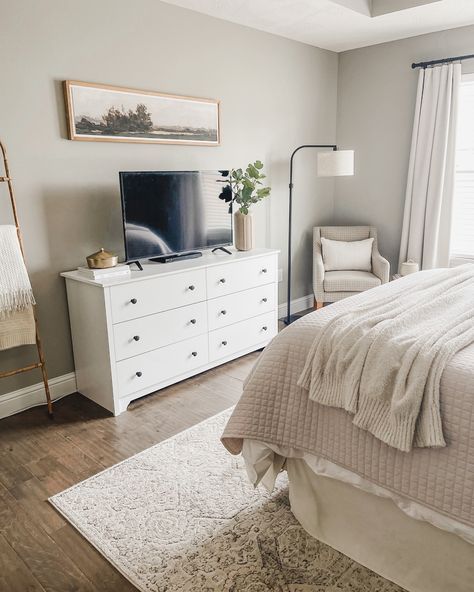 Room With White Dresser, Bedroom Draws Ideas, Bedroom Decor Drawers, Apartment Bedroom Decorating On A Budget, Bedroom Inspo White Furniture, Apartment Bedroom Design Ideas, Apartment Bedrooms Ideas, 23 Year Old Bedroom Ideas, Simple Room Inspiration