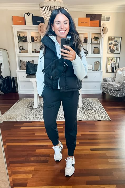 Casual Sporty Looks For Women, Athletic Coach Outfits Women, Jogger Pants Outfit Athletic, Sports Watching Outfit Women, Joggers Athleisure Outfit, Dressed Up Sporty Outfits, Sports Top Outfit, Women’s Sporty Fashion, Teacher Outfit Joggers