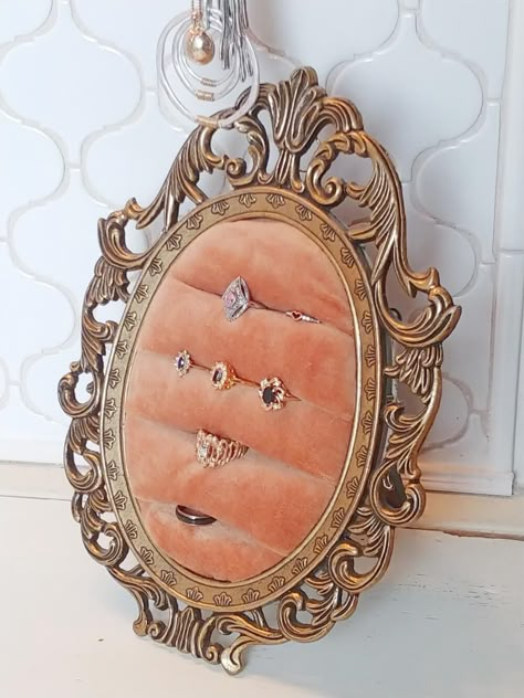 Jewelry Organization Ideas, Vintage Picture Frame, Frame Ring, Upcycled Projects, Diy Jewelry Display, Deco Originale, Jewelry Showcase, Vintage Picture, Crafty Craft