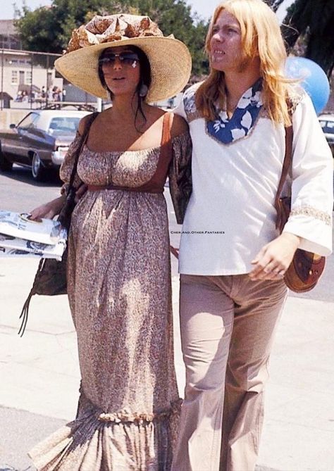 Cher and Greg Allman - pregnant with Elijah Blue Pregnant 70s Outfit, 70s Pregnant Fashion, Pregnant Hippie Outfits, 70s Pregnant, Cher Pregnant, Pregnant Hippie, Greg Allman, Cher Outfits, Gregg Allman