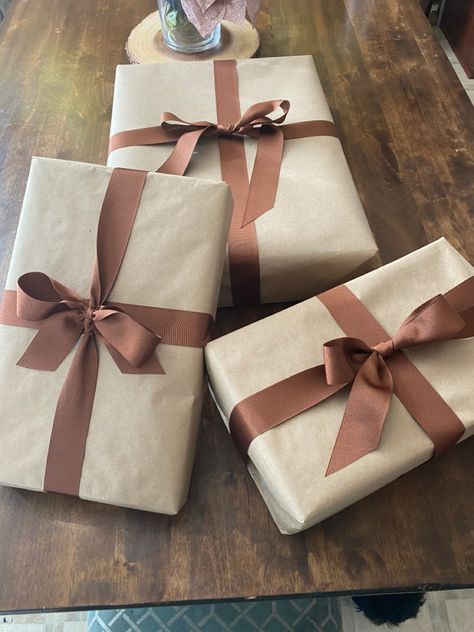 Spending less.. yse kraft paper and ribbon to wrap. Ideas Regalos, Funny Christmas Gifts, Adventure Book, Kraft Paper, Gift Giving, Holiday Ideas, Gift Wrap, Wrapping Paper, Vision Board