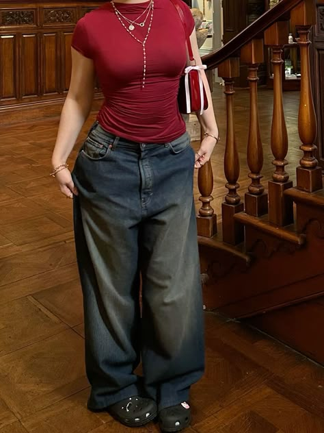 Baggy Jeans Woman Outfit, Business Casual Attire Summer, Baggy Jeans Fitted Top Outfit, Baggy Jeans Outfit Woman, Women In Baggy Clothes, Red And Jeans Outfits, Red Top Jeans Outfit, Fall Outfits Baggy Jeans, Red Baggy Outfit