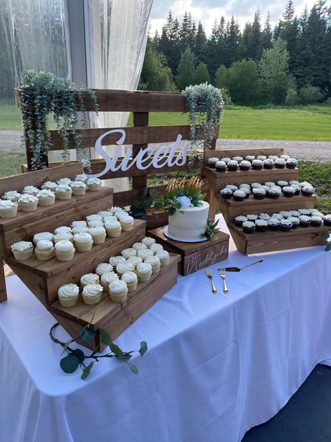 Shabby Chic Decor Wedding, Rustic Cake Stands Wedding, Dessert Table For Engagement Party, Cake Decorating Table Ideas, Cupcake Stands Ideas, Wedding Cupcake Stand Ideas, Decorating Cake Table For Wedding, Wedding Cupcakes Stand, Wedding Rustic Dessert Table