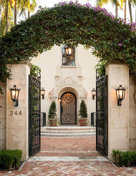 Gorgeous entry gate and front door/ lanterns, etc............ Colorful Homes, Casas Coloniales, Spanish Style Homes, Entry Gates, Spanish House, Mediterranean Home, Design Exterior, Spanish Colonial, Home Exteriors