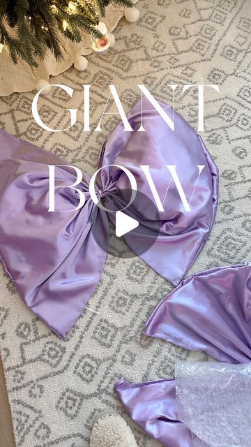 Fabric Bow Tutorial Large, Diy Giant Hair Bow, Bow Tie Birthday Party Ideas, Diy Giant Bow For Christmas Tree, Diy Large Christmas Tree Bow, Bow Out Of Fabric, Big Fabric Bows Diy, Diy Giant Bow For House, Large Tulle Bow Diy