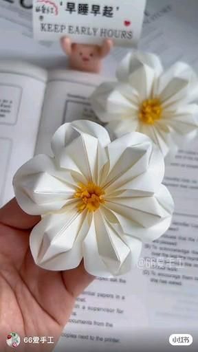 Cool Ways To Fold Paper, Origami Hibiscus Flower, Gifts To Give To Your Boyfriend, Origami For Crush, Origami Card Ideas, Tiy Diy Ideas, Paper Crafts For Friends, Diy Asthetics Crafts, Orgamini Flowers