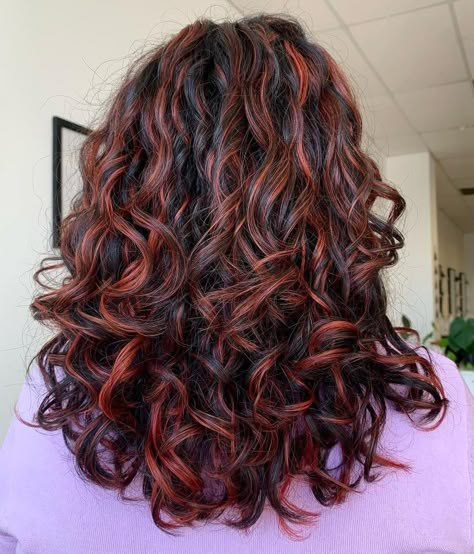 Highlight For Brown Curly Hair, Brown With Red Undertones Curly Hair, Red Hair For Curly Hair, Brown Red Balayage Curly Hair, Hair Color For Curly Hair Highlights, Wavy Curly Hair Color Ideas, Curly Red Hair Dyed Highlights, Red Curly Hair Balayage, Curly Red Highlighted Hair