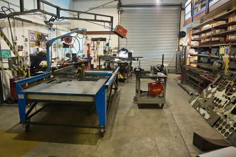 Weta Workshop Welding Bay Welding Workshop Layout, Metal Workshop Layout, Welding Shop Ideas, Welding Jig, Welding Workshop, Smart Factory, Mobile Welding, Garage Workshop Plans, Workshop Layout