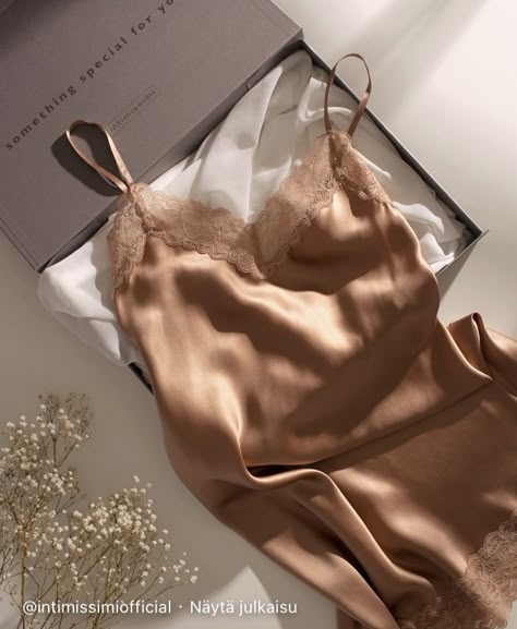 Silk Sleepwear Aesthetic, Ceo Vision Board, Lingerielook Aesthetic, Sleepwear Aesthetic, Beach Lounge Wear, Elegant Loungewear, Lingerie Aesthetic, Pajamas Aesthetic, Italian Lingerie