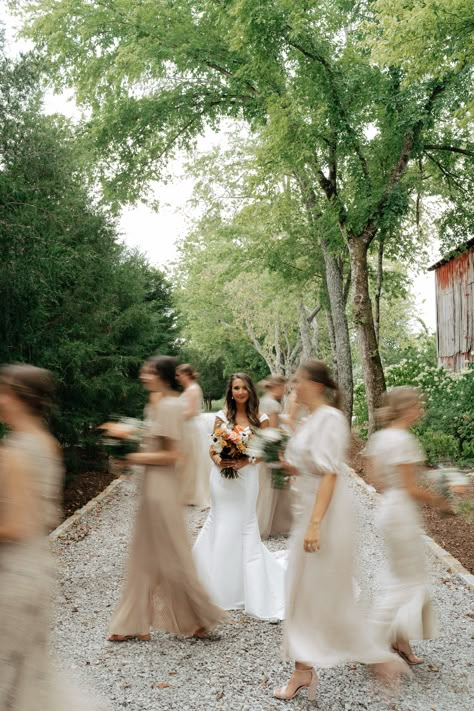 Wedding Photo Ideas 5 Bridesmaids, Bridal Entourage Photoshoot Ideas, Slow Shutter Couple Photography, Bridesmaid Outdoor Wedding, Slow Shutter Wedding Photography, Bridesmaid Poses Photo Ideas, Entourage Photoshoot Ideas, Wedding Bridesmaid Poses, Wedding Photo Ideas With Bridesmaids