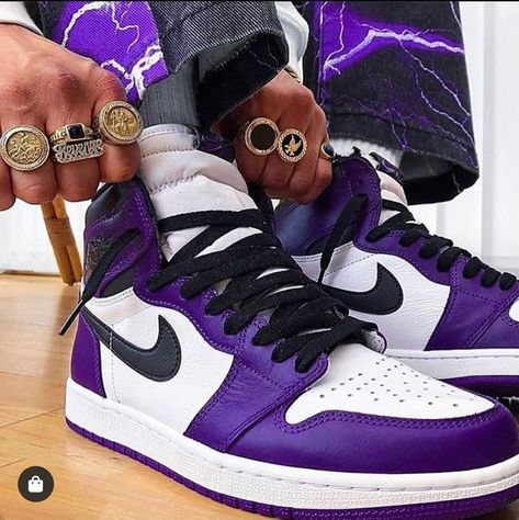 𝐒𝐁𝐓 𝐒𝐓𝐘𝐋𝐄© on Instagram: “Air Jordan 1 Court Purple🥰 Compralas ya en:  WWW.SBTSTYLEWEAR.COM [LINK EN BIO] - - - - - - - #balenciagasneakers #balenciagatriples…” Rain Sneakers, Air Jordan 1 Court Purple, Jordan 1 Court Purple, Purple Basketball Shoes, Jordan 1 High Outfit, Jordans Sneakers Outfit, Sneaker Outfits, Dr Shoes, Womens Basketball Shoes