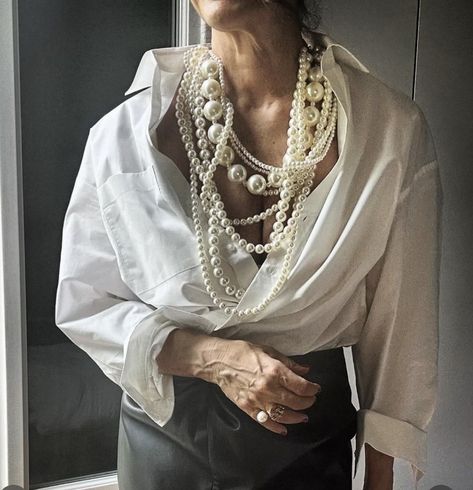 Pearl Necklace Outfit, Elegante Y Chic, Ageless Style, Jewelry Fashion Trends, Classy Casual Outfits, New Hairstyle, Classy Casual, Layered Haircuts, Looks Style