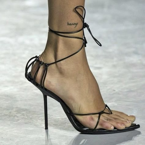 Stylo Shoes, Ankle Tattoo Designs, Paris Fashion Week Runway, Geniale Tattoos, Classy Tattoos, Discreet Tattoos, Dainty Tattoos, Ankle Tattoo, Tattoo Designs For Women