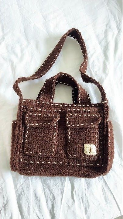 Crochet Accessories Bag, Crochet Bag With Compartments, Crochet School Supplies Aesthetic, Crochet Men Ideas, Crochet Message Bag, Messenger Bags Crochet, Dark Academia Crochet Ideas, Crochet Project For Men, Crochet Messenger Bag Tutorial