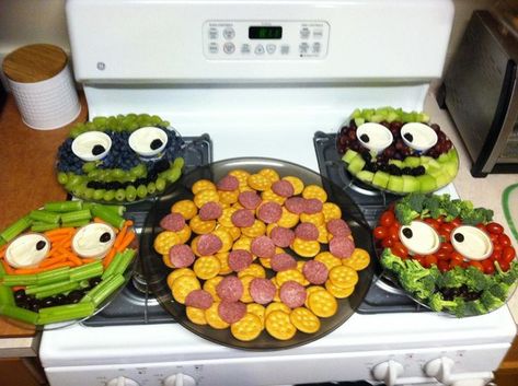 Teenage Mutant Ninja Turtle Party Ideas Ninja Turtle Veggie Tray, Ninja Turtle Fruit Tray, Tmnt Party Food, Girl Ninja Turtle, Fruit Tray Ideas, Mutant Ninja Turtles Party, Turtle Baby Shower, Turtle Birthday Parties, Fruit Trays