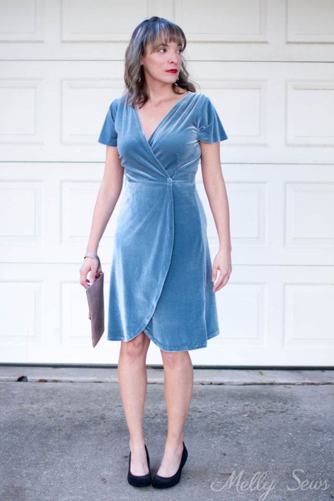 Velvet wrap dress - 2 Ways to style a stretch velvet dress - handmade by Melly Sews Velvet Dress Pattern, Short Dress Patterns, Stretch Velvet Dress, Maxi Dress Outfit Fall, Velveteen Dress, Robe Diy, Melly Sews, Velvet Clothing, Dress Outfit Fall