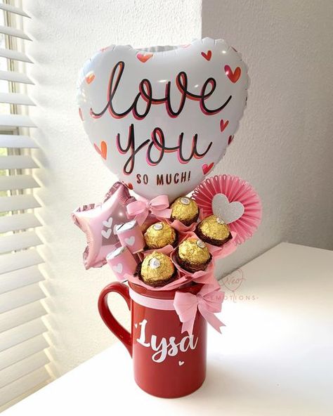 Mug Bouquet Gifts, Valentines Day Mug Gift Ideas, Valentine’s Day Gifts To Sell, Tazas San Valentin Ideas, Ideas Para Vender En San Valentin, San Valentin Ideas Para Vender, Valentines Gift Boxes, Ideas De San Valentin, Gift Box Valentines Day