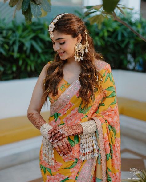 We are in love with this pretty bride Haldi look💛 Her floral printed yellow saree and exquisite seashell jewellery is winning our hearts😍 Bride: @thecisterco Photography @movieingmoments Make up and hair @shradhaluthra Jewels @vaidaan.official Planners @thevowweavers #weddings #indianweddings #weddingideas #weddinginspiration #indianwedding #bride #groom #wedding #love #couple #matchingoutfits #haldi #haldiceremony #yellowsaree #wishnwed #haldiceremony #indianwedding #weddingrituals #weddi... Haldi Look For Couple, Haldi Printed Outfit, Colorful Haldi Outfit, Simple Mehendi Looks For Bride, Haldi Outfit For Bride Saree, Haldi Bride Jewellery, Haldi Bridal Jewellery, Bridal Haldi Jewellery, Haldi Looks Bride