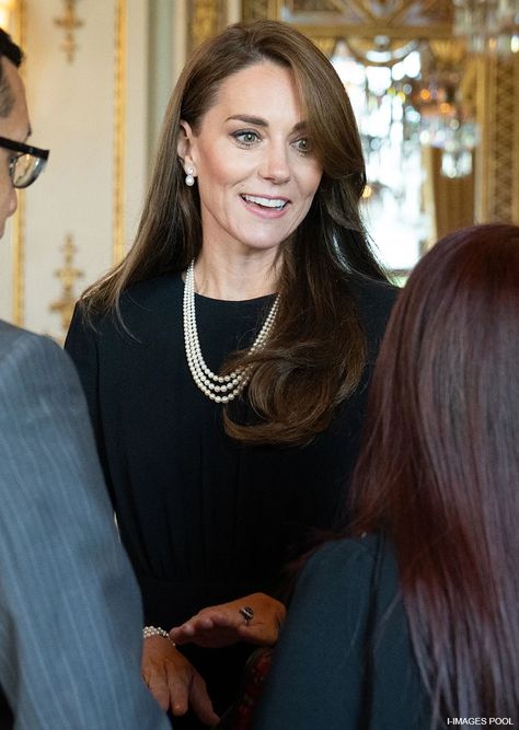 Kate Middleton wears Queen's Pearl Necklace To Luncheon Black Pearls Necklace, Dress With Pearl Necklace, Pearl Necklace Outfit, Kate Middleton Jewelry, How To Wear Pearls, 70th Wedding Anniversary, Wearing Pearls, 2 Princess, Jewelry Photos