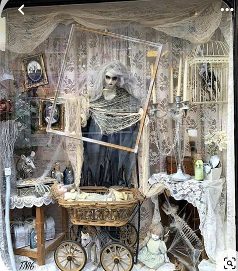 Fall Store Front Window Display, Vintage Halloween Window Display, Antique Window Display, Antique Shop Window Displays, Fall Antique Booth Ideas, Vintage Shop Display Ideas, Antique Store Window Display, Thrift Store Window Display Ideas, Halloween Retail Displays