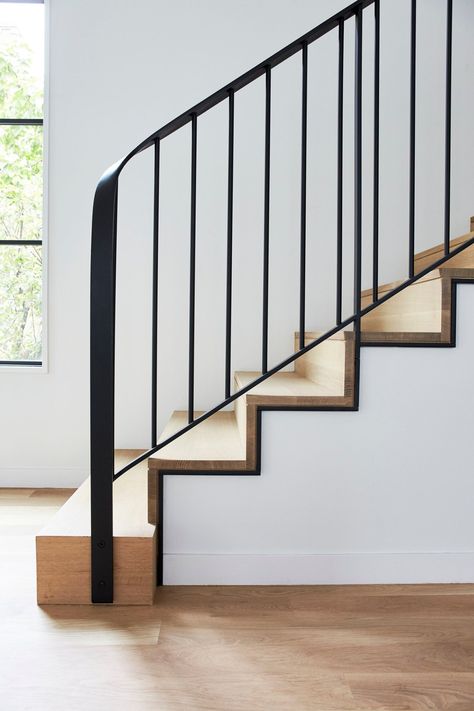 درابزين السلم, Metal Stair Railing, Vstupná Hala, درج السلم, Staircase Designs, Staircase Design Modern, Staircase Railing Design, Stair Railing Design, Metal Stairs