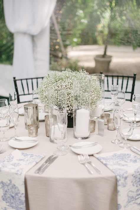 White And Greenery Wedding Centerpieces Simple, Wedding Decor Head Table Backdrops, Cheapest Centerpieces Wedding, Gypsophelia Centre Piece, Babys Breath Centre Piece, Diy Babybreath Centerpiece, Babys Breath Centerpiece Round Table, Upscale Garden Wedding, Baby's Breath Wedding Table