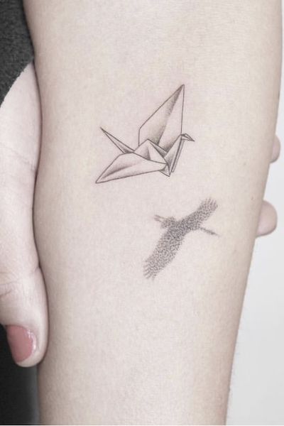 Paper Crane Tattoo, Small Tattoos For Girls, Miniature Tattoos, Origami Tattoo, Vogel Tattoo, Crane Tattoo, Fear Of Commitment, Small Girl Tattoos, Geniale Tattoos