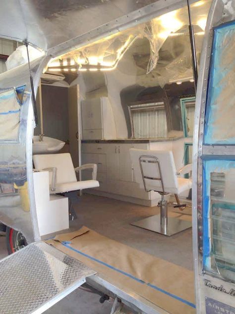 Mobile Nail Salon, Mobile Hair Salon, Mobile Beauty Salon, Mobile Beauty, Salon Stations, Vintage Airstream, Remodeling Mobile Homes, Camper Renovation, Salon Business