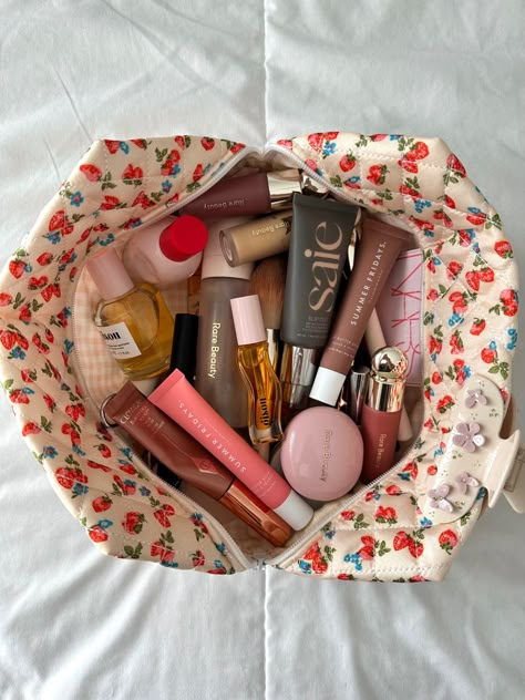 Makeup Bag Essentials, Makeup Tip, I Love Being A Woman, Love Being A Woman, روتين العناية بالبشرة, Being A Woman, Makeup Obsession, Makeup Palette, Makeup Essentials