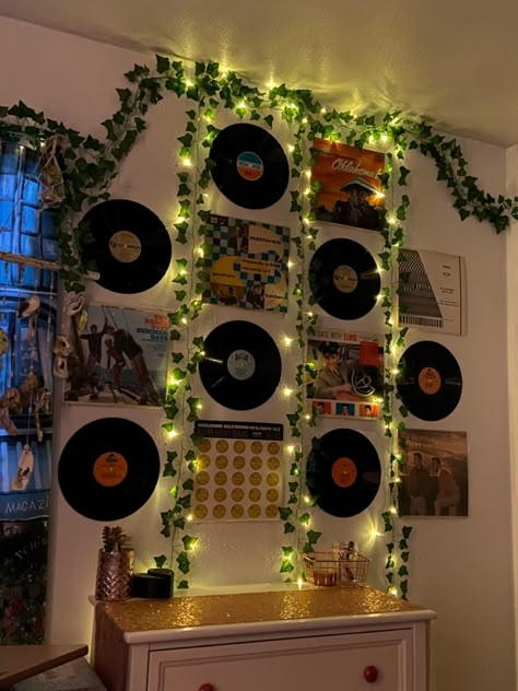 Record Wall With Vines, Vinyl Record Bedroom Aesthetic, Vinyl Decoration Ideas, Vinyl Wall Decoration, Dj Bedroom Ideas, Room Decor Vinyl Records, How To Hang Records On The Wall, Records On Wall Aesthetic Bedroom, Vinyl Record Wall Decor Bedroom