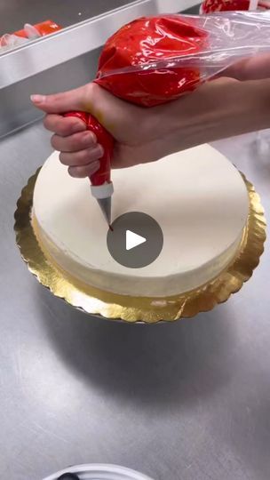 New Year Cake Decoration, Santa Cake, Christmas Cake Designs, New Year's Cake, Cake Decorating Classes, Easy Baking Recipes Desserts, Christmas Food Desserts, Holiday Recipes Christmas, Xmas Food