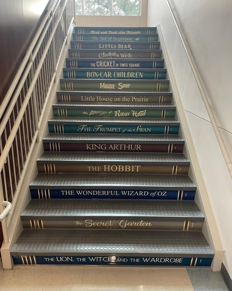 Cool Book Shelves Ideas, Harry Potter Bedroom Under The Stairs, Harry Potter Closet Under The Stairs, Books Staircase, Harry Potter's Room Under The Stairs, Book Staircase, Home Library Aesthetic, Book Stairs, Home Library Rooms