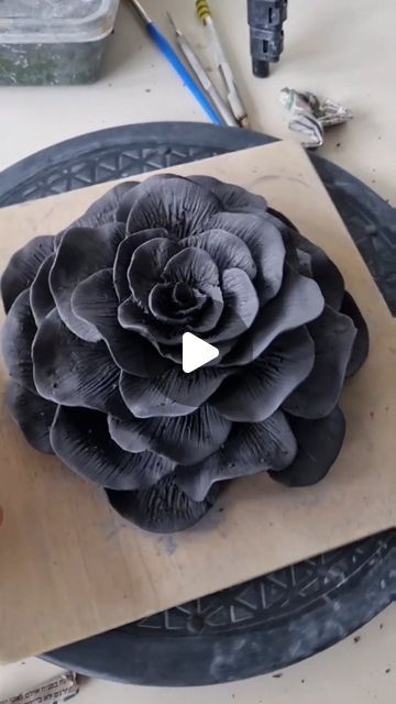 Large Clay Flowers, Sculpture Art Flower, Clay Flower Sculpture, Flower Sculptures Clay, Clay Art Sculptures, Flower Clay Art, Black Clay Pottery, Ceramics Flowers, Creative Sculpture