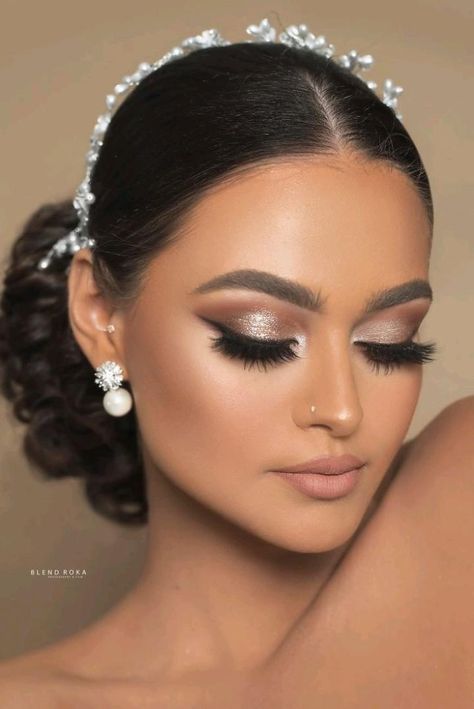 Eyeshadow Looks For Concerts, Makeup Ideas Natural Silver, Fall Wedding Glam Makeup, Wedding Makeup Airbrush Brides, Silver Dress Makeup Look Wedding, Sparkly Bride Makeup, Natural Makeup Look For Wedding Brides, Eye Makeup Silver Dress, Makeup On Silver Dress