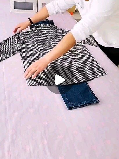 How To Fold Sweaters, Entertaining Hacks, Collar Kurti, T Shirt Folding, Folding Fitted Sheets, Fold Clothes, Scarf Organization, Bulky Sweaters, Packing Hacks Clothes