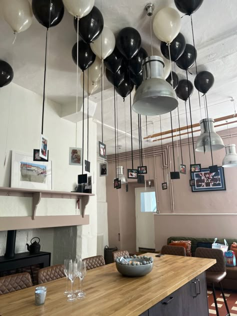 Ballon’s With Pictures Hanging, Helium Balloons With Photos, Helium Balloon Decoration Birthday, Photos On Balloon Strings, Balloons With Photos Attached, Single Balloon Decorations, Pictures On Balloon Strings, Balloon Pictures Hanging, Balloon With Pictures Hanging