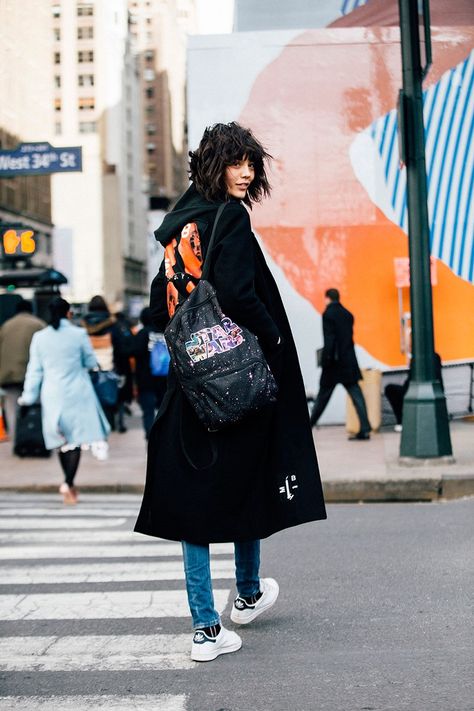 New York Fashion Week Fall 2016 Street Style - NYFW Fall 2016 (7) • Minimal . / Visual . Street Style 2016, Model Street Style, Street Style Trends, Street Style Inspiration, Fashion Week Street Style, Street Style Fashion, Fashion Streetwear, Looks Style, New Yorker