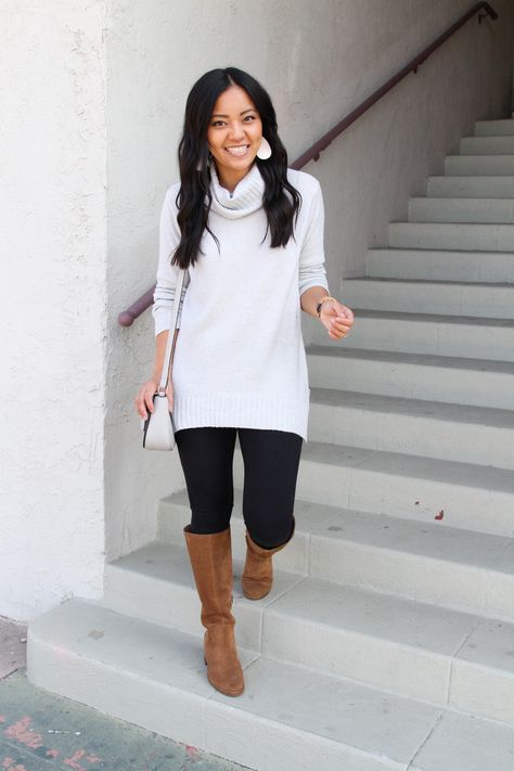 White sweater tunic + black leggings + suede boots Leggings With Sweater Outfit, Leggings With Sweater, Tights Outfits Leggings, Outfit Ideas Latina, 50 Degree Weather Outfit, Sweater Leggings Outfit, White Sweater Outfit, Tunic Outfit, Color Boots