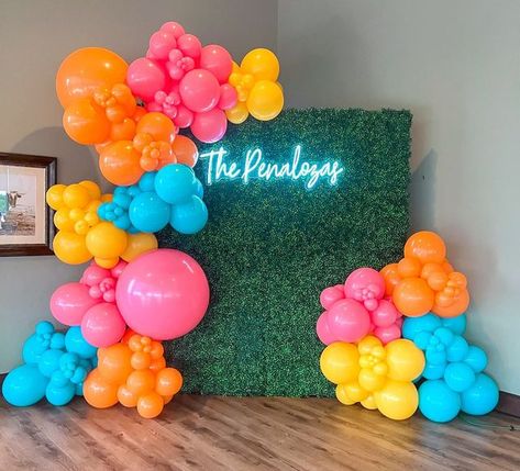 Bryan & College Station, Texas | Poppin’ Texas - Balloon Artists on Instagram: "Celebrating the Penaloza’s 🥂💕 Featuring our grass wall backdrop 🌿  • • •  #balloondecor #grasswall #grassbackdrop #balloongarland #balloondelivery #balloonarch #ballooninstallation #balloondecoration #balloonhacks #balloontips" Football Banquet Backdrop, Grass Wall With Balloons, Grass Wall Backdrop With Balloons, Balloon Wall Backdrop, Mimosa Party, Grass Wall Backdrop, Balloon Hacks, Balloon Inspiration, Balloon Walls