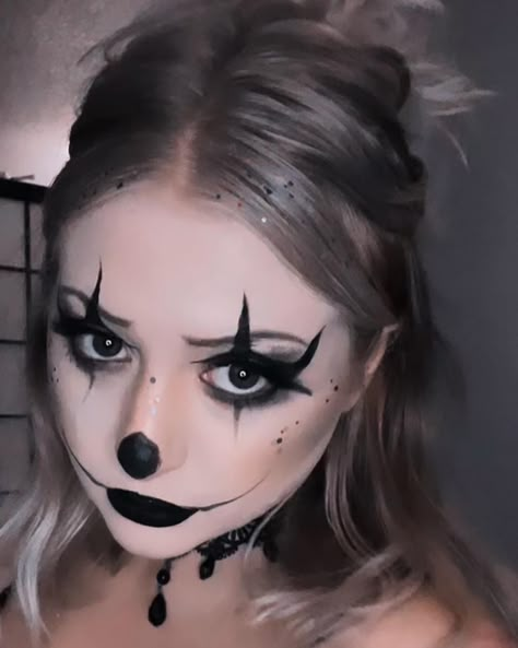 Black Clown Halloween Costume, Black And White Clown Halloween Costume, Lady Clown Makeup, Emo Clown Costume, Cute Black And White Clown Makeup, Scary Female Clown Makeup, Mime Clown Makeup, Hot Clown Makeup Women, Clown Makeup White Face