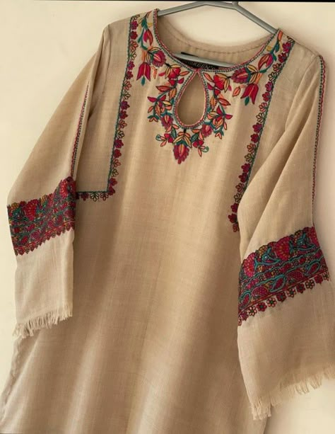 Winter Outfits Traditional, Phiran Designs, Pheran Kashmiri Dress Design, Kashmiri Dress Designs, Kashmiri Embroidery Suits Design, Woolen Suits Women Indian, Kashmiri Kurti Design, Kashmiri Suits Design, Kashmiri Pheran Designs