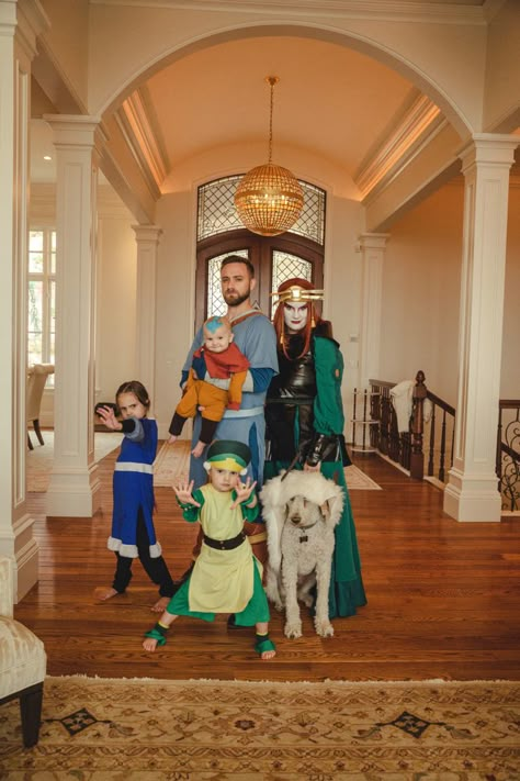 #familycostumeideas #familyhalloweencostumes #groupcostume #avatarthelastairbender #avatar #halloween #halloweencostume Cosplay Family Ideas, Avatar The Last Airbender Family Costume, Avatar Last Airbender Halloween Costumes Ideas, Studio Ghibli Family Costume, Anime Family Costumes, Avatar Family Costume, Avatar Costumes The Last Airbender, Avatar The Last Airbender Costumes, Family Cosplay Ideas