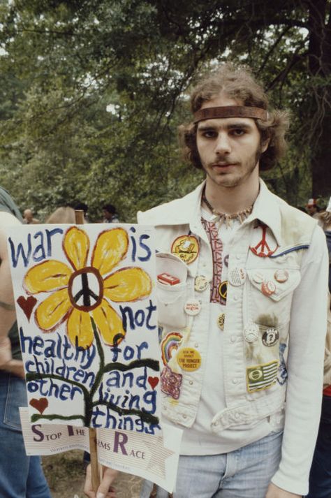 The message is great, but nothing screams "I'm a very old Girl/Boy Scout" than pins and patches all over your clothing — especially when a lot of them involves flowers. Mundo Hippie, 60s Fashion Trends, Rock & Roll, 60s Hippie, Moda Hippie, Hippie Lifestyle, Bad Fashion, Hippie Movement, Hippie Aesthetic