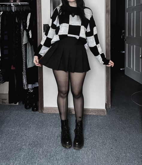 Ootd oversized sweater outfits alternative dark outfit ideas alt inspo mini skirt midisize outfits Thanksgiving Alt Outfits, Corset Witch Outfit, Comfortable Skirt Outfits, Cute Goth Fall Outfits, Grunge All Black Outfit, Darker Aesthetic Outfits, Fall Outfit Alternative, Cute Dark Aesthetic Outfits, Alternative Thanksgiving Outfit